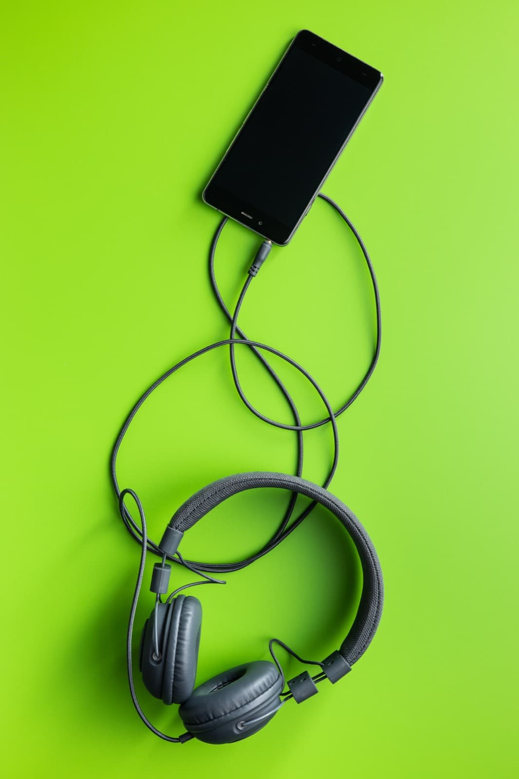 Teléfono con audífonos conectados